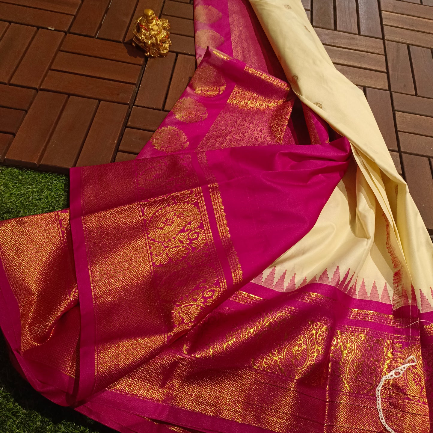 Elegant Cream n Pink Colour Semi Gadwal pattu Saree with contrast weaving borders n rich pallu.