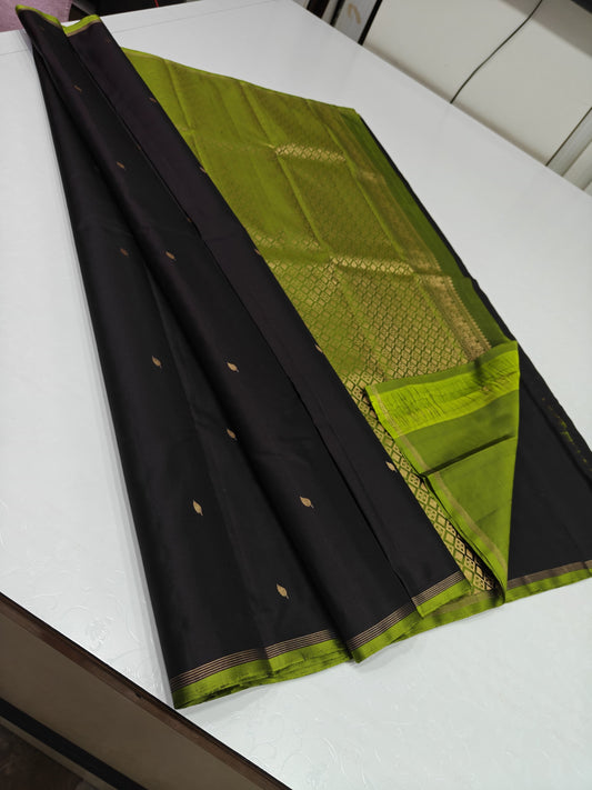 Pure handloom Vintage Kanchipuram Silk (Dark Brown with green colour)