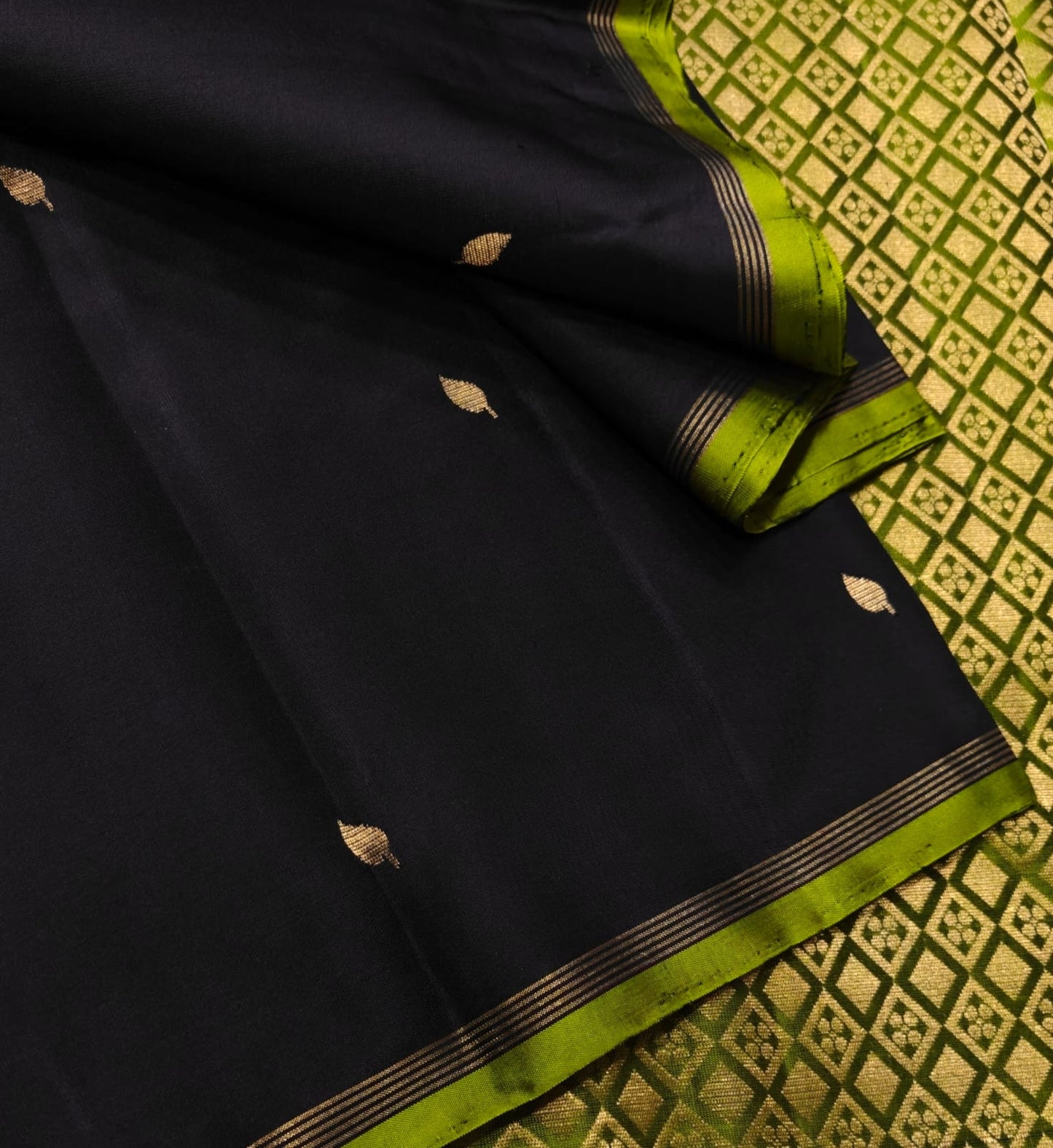 Pure handloom Vintage Kanchipuram Silk (Dark Brown with green colour)
